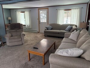 Smart TV - Ellen Street Haven- perfect 3 bedroom house close to town and snowmobile trails (Grand Marais)