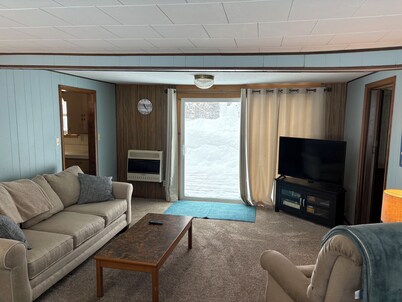 Ellen Street Retreat-perfect 3 bedroom house close to town and snowmobile trails