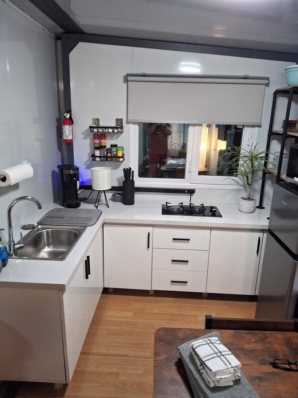 Private kitchen - The Bunker, 2 bedroom expandable container tiny house (Oak Hill)