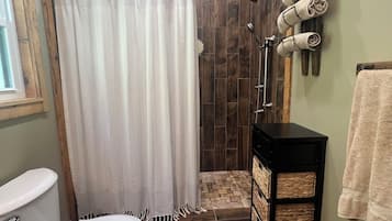 Douche, sĂšche-cheveux, serviettes fournies, savon