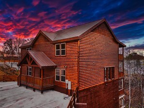 Exterior - Mountain Bliss: PrivatePool-Theater-Arcade Lounge-Expansive Decks-Hot tub (Sevierville)