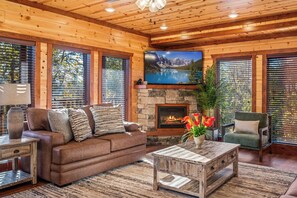 Smart TV, fireplace - Mountain Bliss: PrivatePool-Theater-Arcade Lounge-Expansive Decks-Hot tub (Sevierville)