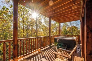 Outdoor spa tub - Mountain Bliss (Sevierville)