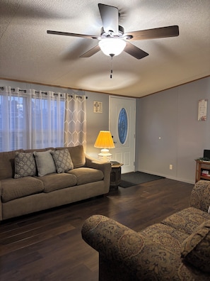 Living area - Beautiful home with pool in Wayne City (Wayne City)
