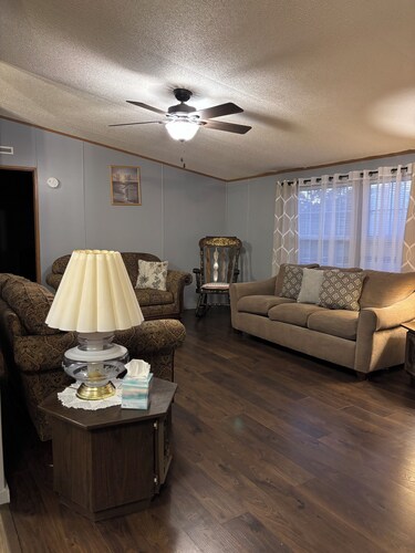 Beautiful home with pool in Wayne City