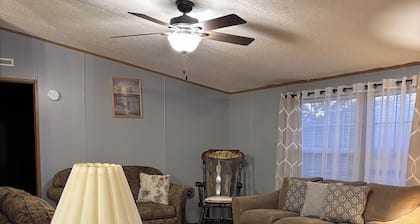 Beautiful home with pool in Wayne City