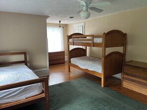 Escritorio, wifi gratis, ropa de cama