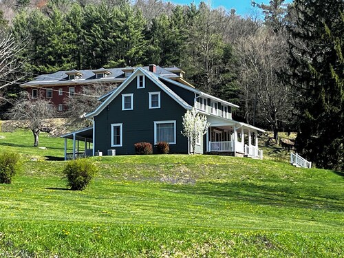 Manor House - a welcoming 5-bedroom getaway on 110 acres in Roaring Branch