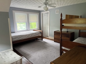 5 عدّة غرف نوم ومكتب وواي فاي مجانًا وملاءات أسرّة