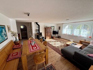 TV, fireplace - Cozy 4-room apartment Chalet Bärgheimet (Saas-Fee)