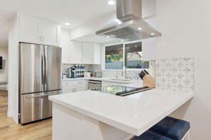 Jääkaappi, mikroaaltouuni, uuni, liesi