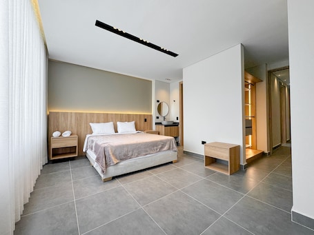 Escritorio, espacio para trabajar con laptop y cortinas blackout