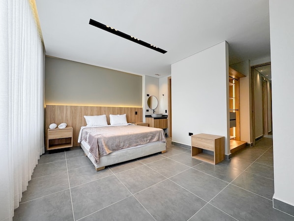 Apartament Deluxe, vistes al jardí | Escriptori, espai de treball apte per a portàtils i cortines opaques