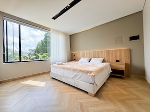 Apartamento Deluxe, vistas al jardín | Escritorio, espacio para trabajar con un portátil, cortinas opacas