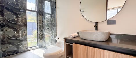 Departamento Deluxe, vista al jardín | Baño | Regadera, secadora de cabello, toallas, jabón