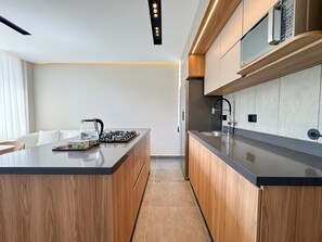 Apartament de luxe, vistes al jardí | Escriptori, espai de treball apte per a portàtils i cortines opaques