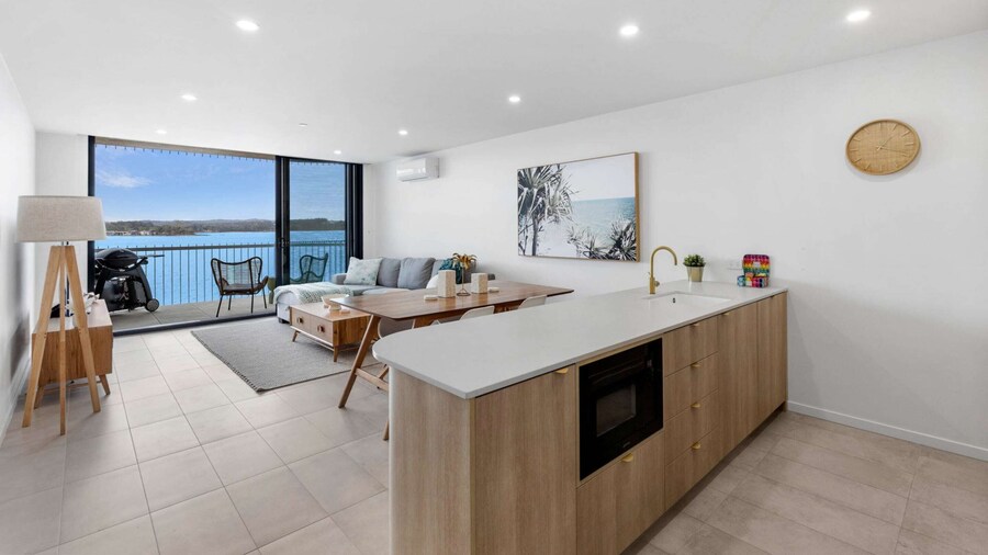 Exquisite 1-bed Apartment With Bay Views