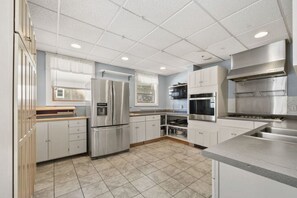 Een koelkast, een magnetron, een koffiezetapparaat/waterkoker