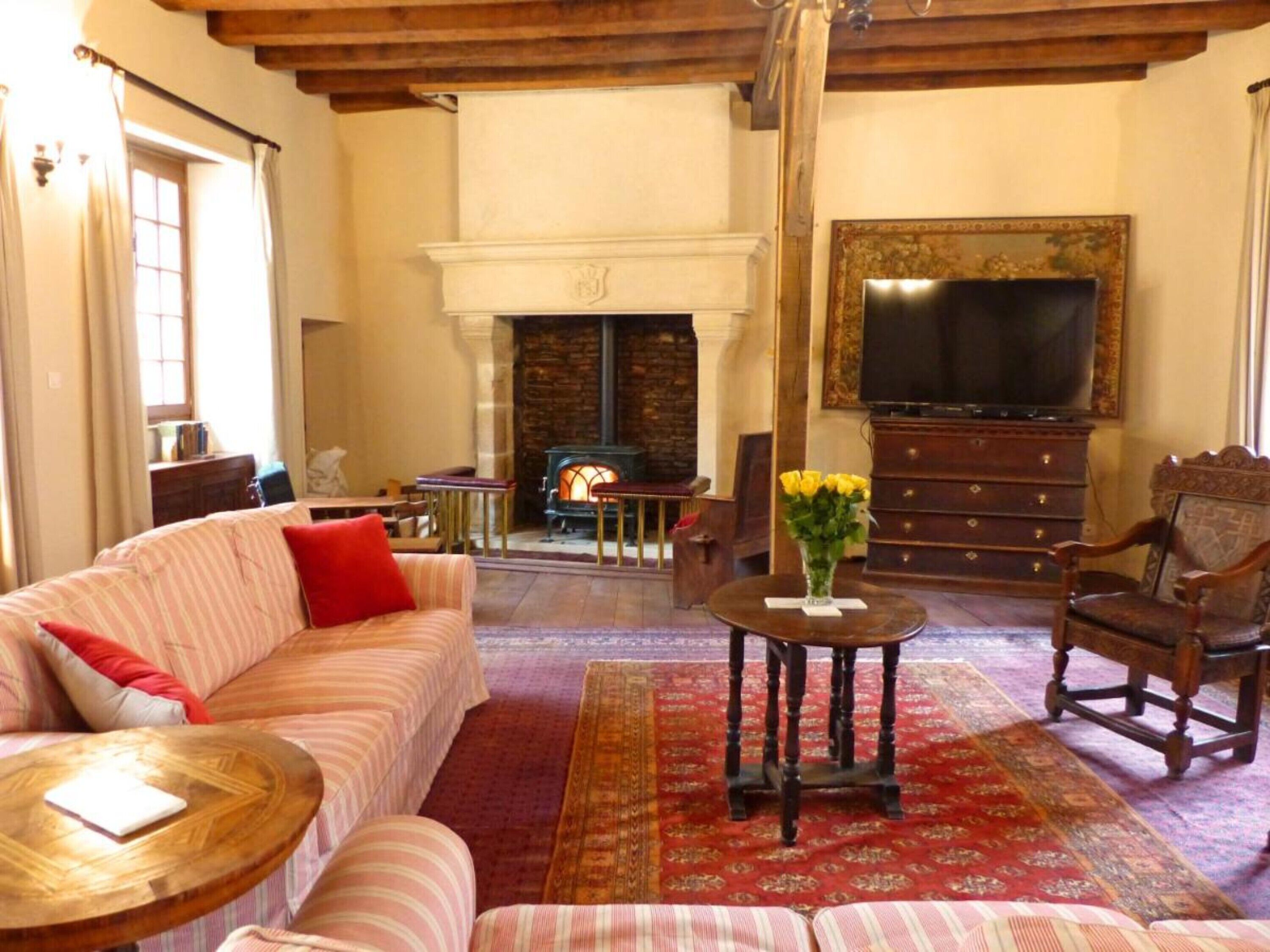 Tv, eldstad och dvd-spelare