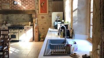 JÀÀkaappi, mikroaaltouuni, uuni, liesi