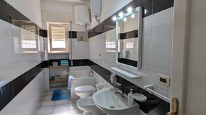 Sèche-cheveux, bidet, serviettes fournies, savon