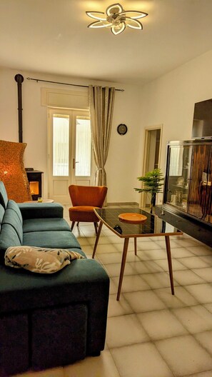 Smart TV, fireplace, books, stereo - Casa Emilia - "Your temporary home" - spacious, cozy and central (Carovigno)