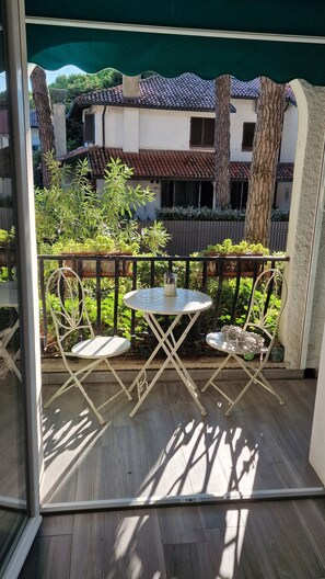 Outdoor dining - Holiday Home 'On 3 Floors with Garden' with Private Garden, Balcony & Wi-Fi (Lido di Spina)