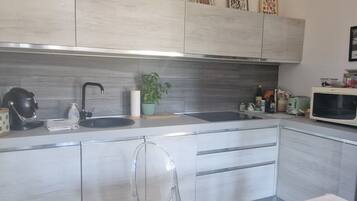 Refrigerador, microondas, parrilla de estufa y lavavajillas