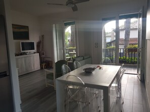 Interior - Holiday Home 'On 3 Floors with Garden' with Private Garden, Balcony & Wi-Fi (Lido di Spina)