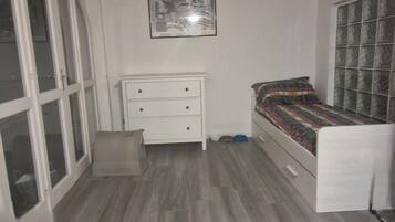 3 chambres, fer et planche à repasser, Wi-Fi, draps fournis