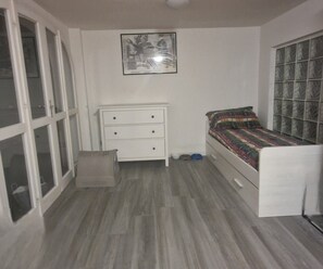 3 makuuhuonetta, silitysrauta/-lauta, Wi-Fi, vuodevaatteet