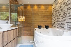 Apartament de luxe, vistes al jardí | Bany | Dutxa, assecador de cabells, tovalloles i sabó 