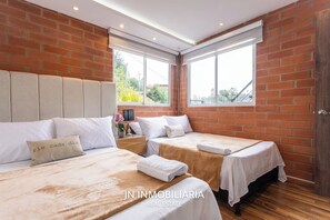 Escritorio, espacio para trabajar con laptop y cortinas blackout