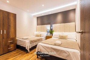Escritorio, espacio para trabajar con laptop y cortinas blackout 