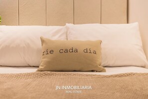 Escritorio, espacio para trabajar con laptop y cortinas blackout