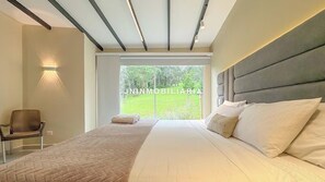 Luxe appartement, uitzicht op tuin | Een bureau, een laptopwerkplek, verduisterende gordijnen