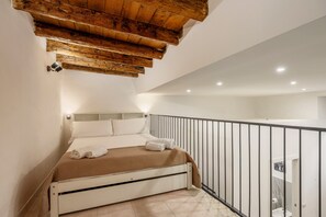 1 bedroom, desk, WiFi, bed sheets