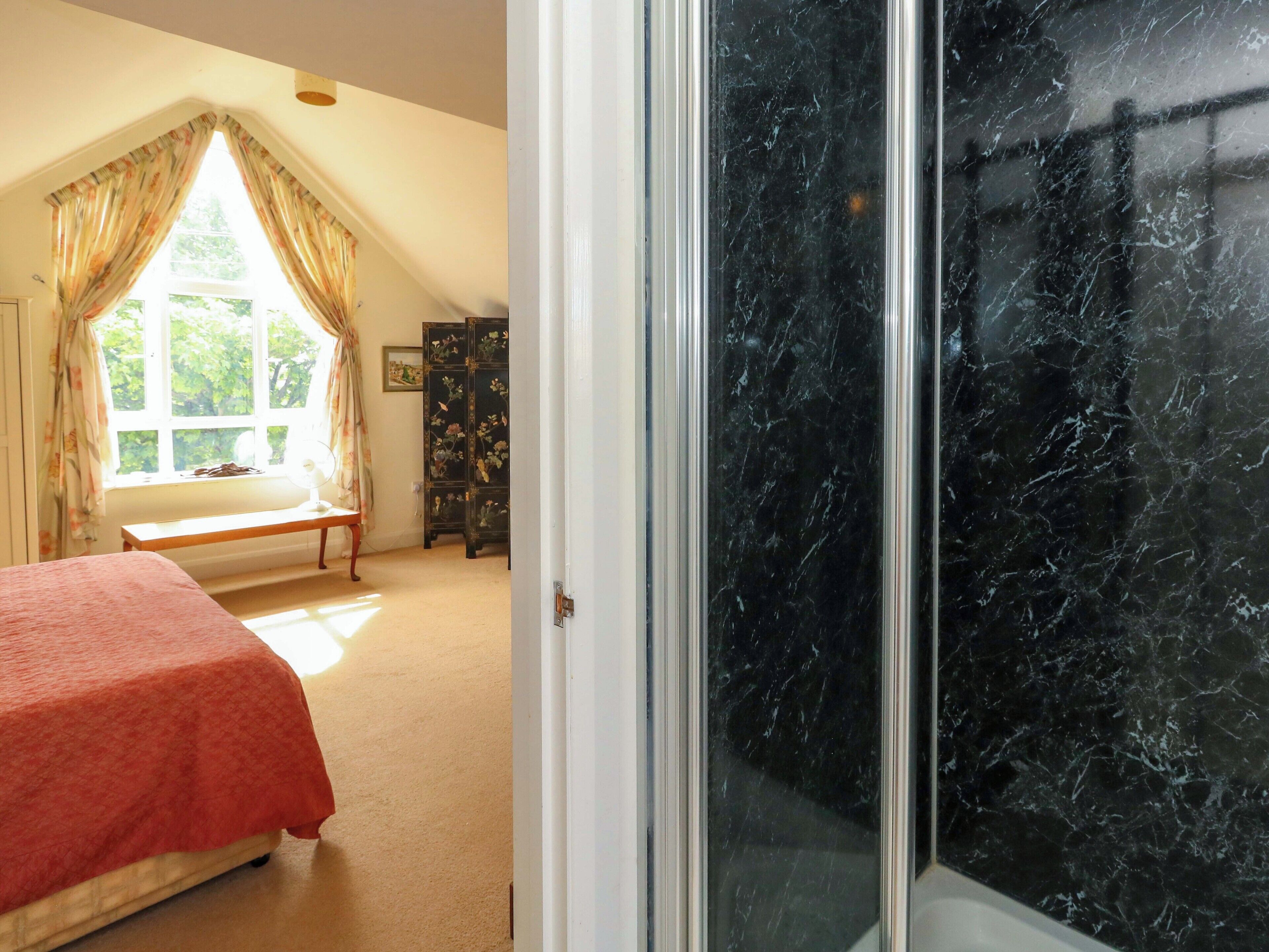 4 bedrooms, individually decorated, individually furnished, free WiFi