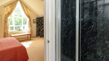 4 bedrooms, individually decorated, individually furnished, free WiFi