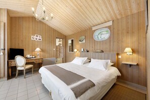 1 bedroom, WiFi, bed sheets - 'Le Clos De La Combe - Noirmoutier' Guest Room with Shared Pool, Terrace & Wi-Fi (Les Sables d'Olonne)
