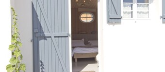 Le Clos De La Combe - Noirmoutier B&B with Shared Pool, Terrace & Wi-Fi