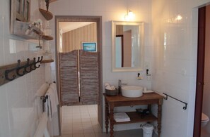 Regadera, secadora de cabello, toallas 