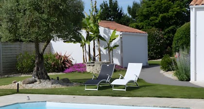 Guest Room 'Le Clos De La Combe - Noirmoutier' with Shared Pool, Terrace and Wi-Fi
