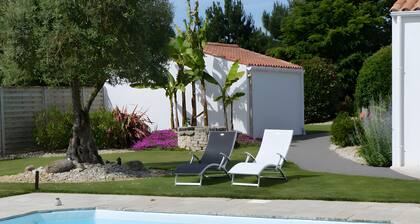 Guest Room 'Le Clos De La Combe - Noirmoutier' with Shared Pool, Terrace and Wi-Fi