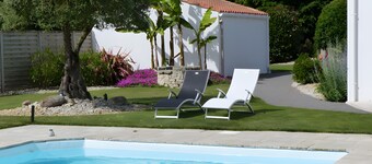 Guest Room 'Le Clos De La Combe - Noirmoutier' with Shared Pool, Terrace and Wi-Fi