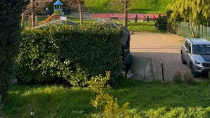 Un quartier résidentiel doté d’une aire de jeux, d’un parking et offrant une vue sur les maisons situées au loin.