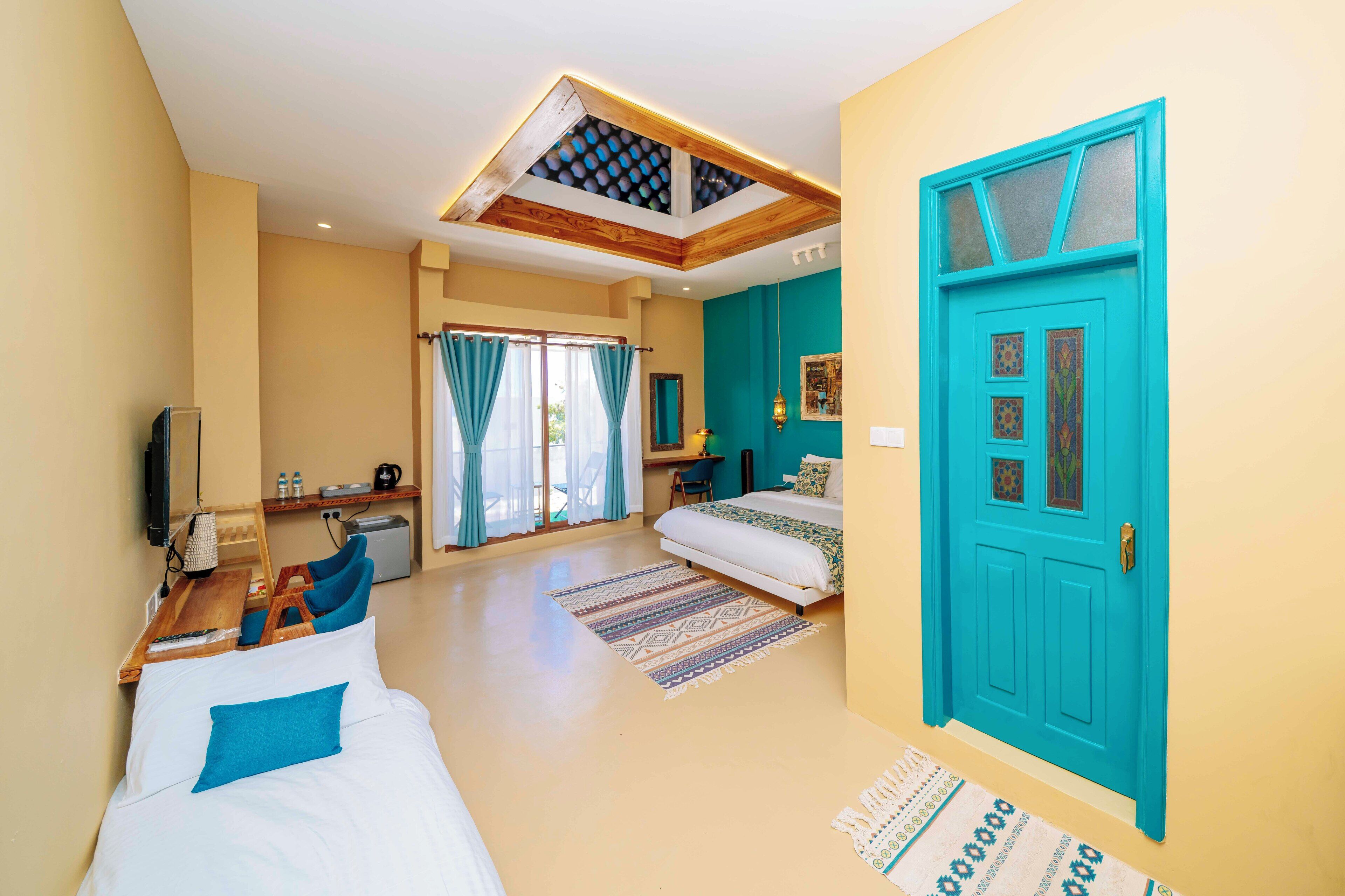 Individueel gedecoreerd, individueel gemeubileerd, een bureau