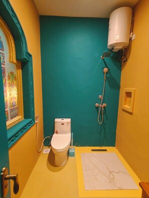 Phòng đôi Deluxe, ban công, quang cảnh biển | Phòng tắm | Buồng tắm vòi sen, đồ dùng nhà tắm miễn phí, khăn tắm, xà phòng