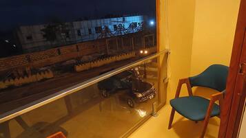 Deluxe tweepersoonskamer, balkon, uitzicht op tuin | Balkon