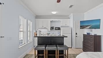 Appartamento, 1 letto queen (3B - The Seaglass Shack) | Cucina privata | Forno, tostapane